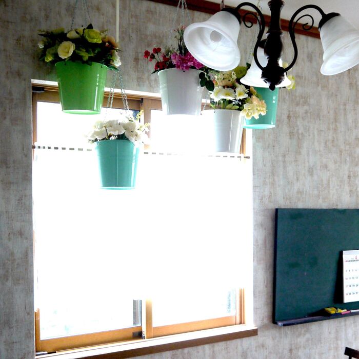 IKEAのハンギングプランターで窓辺を華やかに。