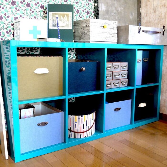 IKEAのブルーの棚にデニムの収納箱を。