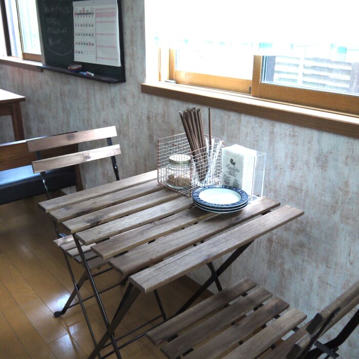 窓側はカフェコーナー