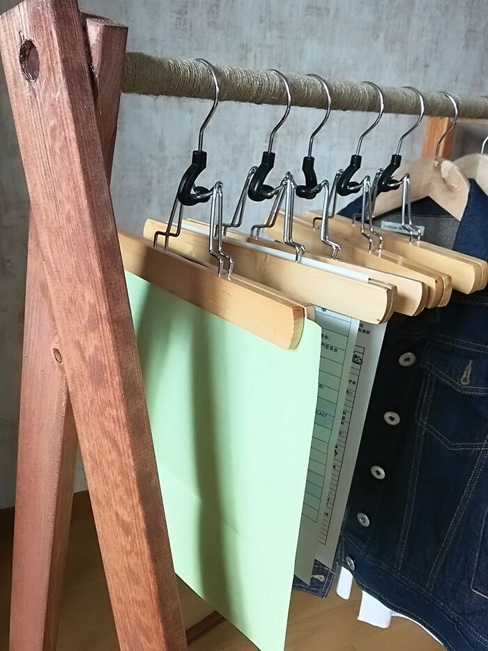 プリントもハンガーに吊してます。