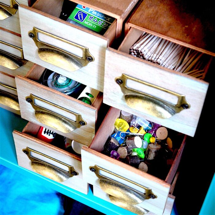 セリアの木箱を組み立てて小物入れ。