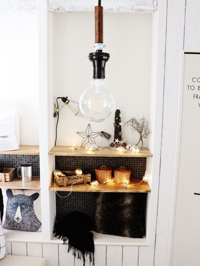 暗い色の壁紙を部分使用