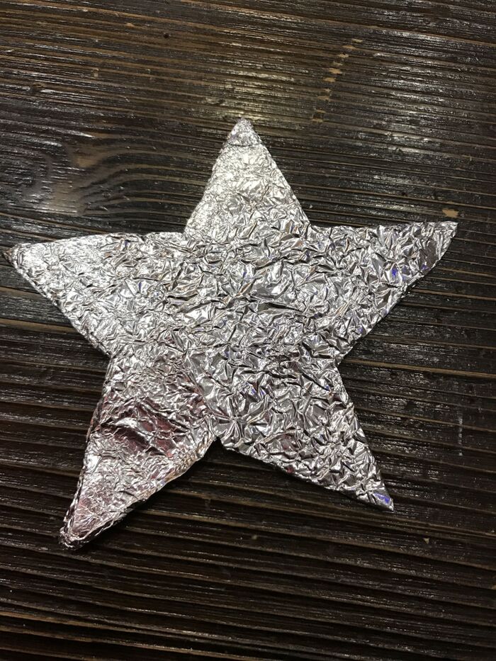 外した表紙で星を作ります。