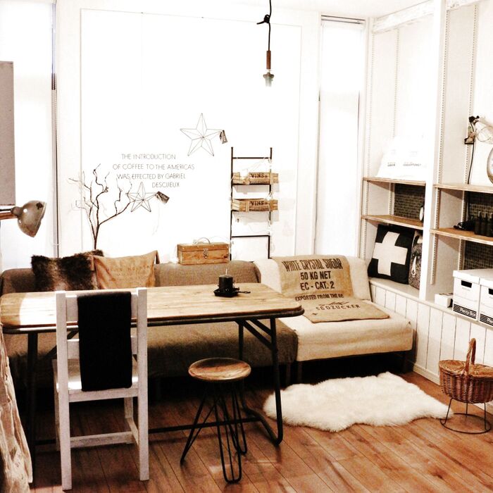 キャンドルや木の枝を飾る