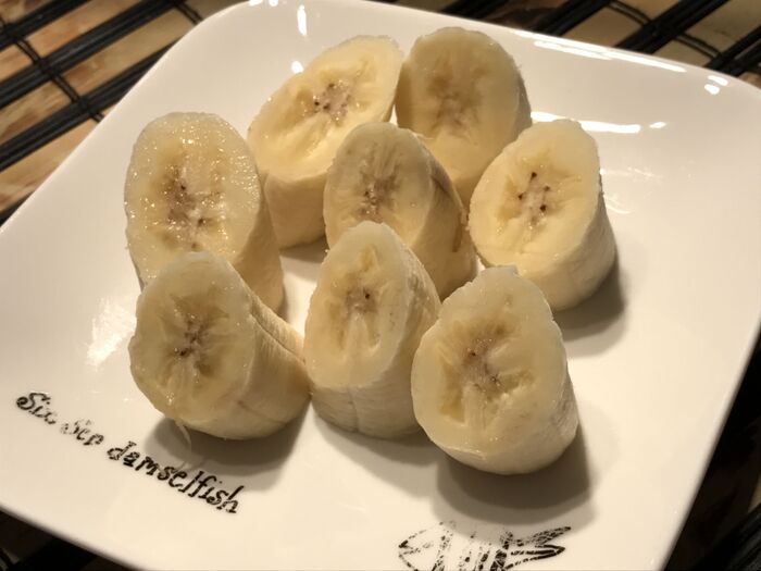 バナナを切り、切り口にグラニュー糖をまぶします。