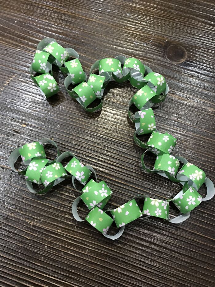 折り紙でチェーンを作ります。