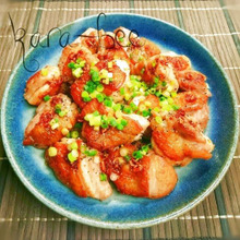 揚げ焼きで皮パリっ♡ジューシー塩チキンのピリ辛食べラー乗っけ