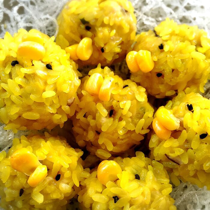 コーンで口ばしをつけ、黒ごまで目をつける