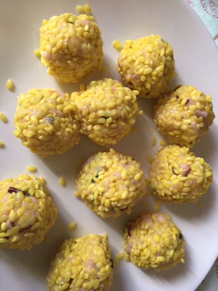 肉種を丸めて、もち米をまぶす