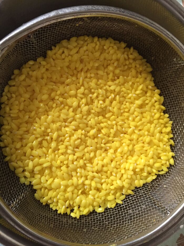 もち米は、水と食紅につけておく