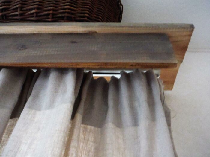 杉板をコの字に組みます。