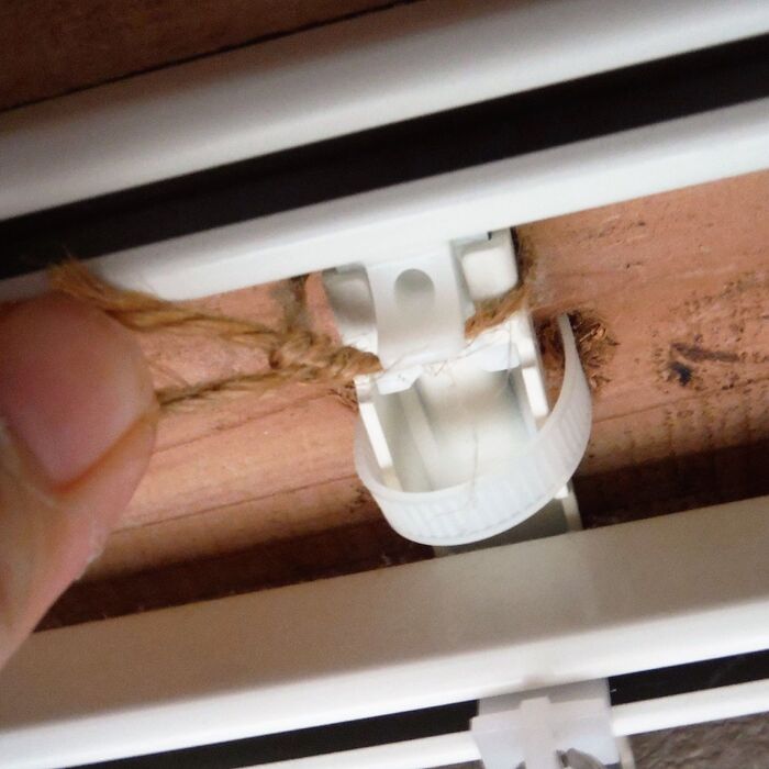 板に穴をあけ、結束バンドで固定!