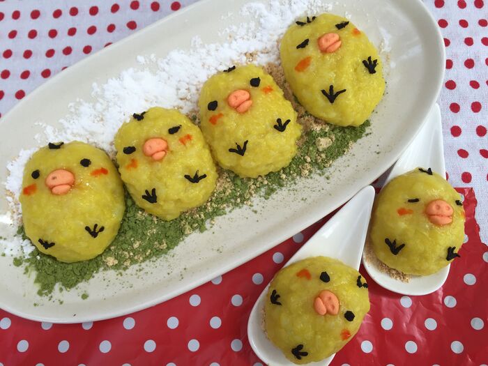 お皿に抹茶、きな粉、粉砂糖を敷き顔を作る