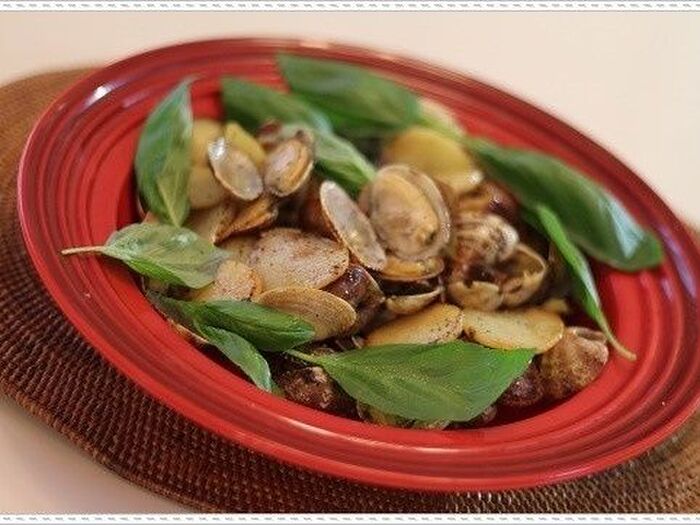 お出汁がじゅわっと広がる美味しさ♪あさりとじゃがいものバジルバター炒め☆