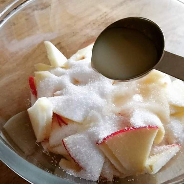 砂糖とレモン汁を合わせます