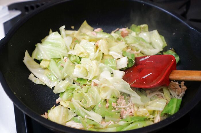 材料を炒めて煮込む