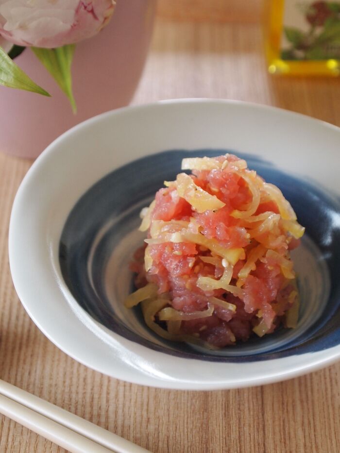 まるでトロ！？まぐろとたくあんのえごま油和え