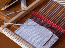 おもちゃの織り機で作る、大人可愛いコースター