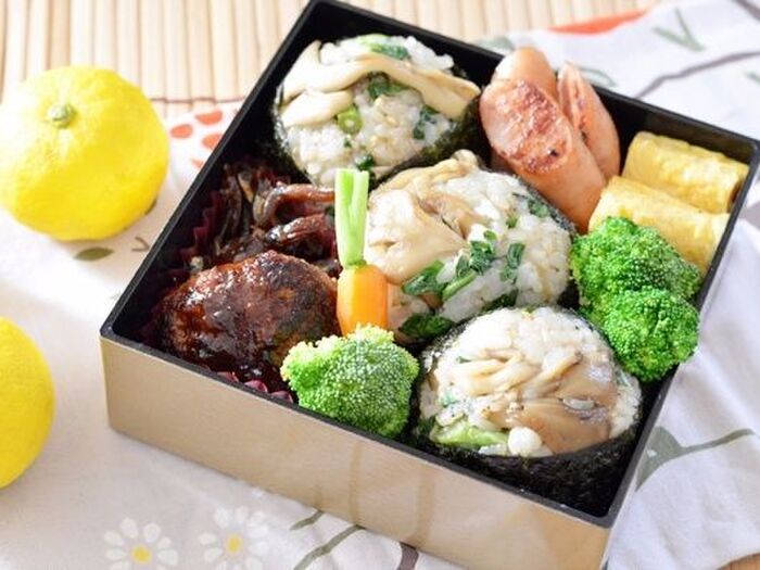 春菊と舞茸の混ぜご飯おにぎりのお弁当**