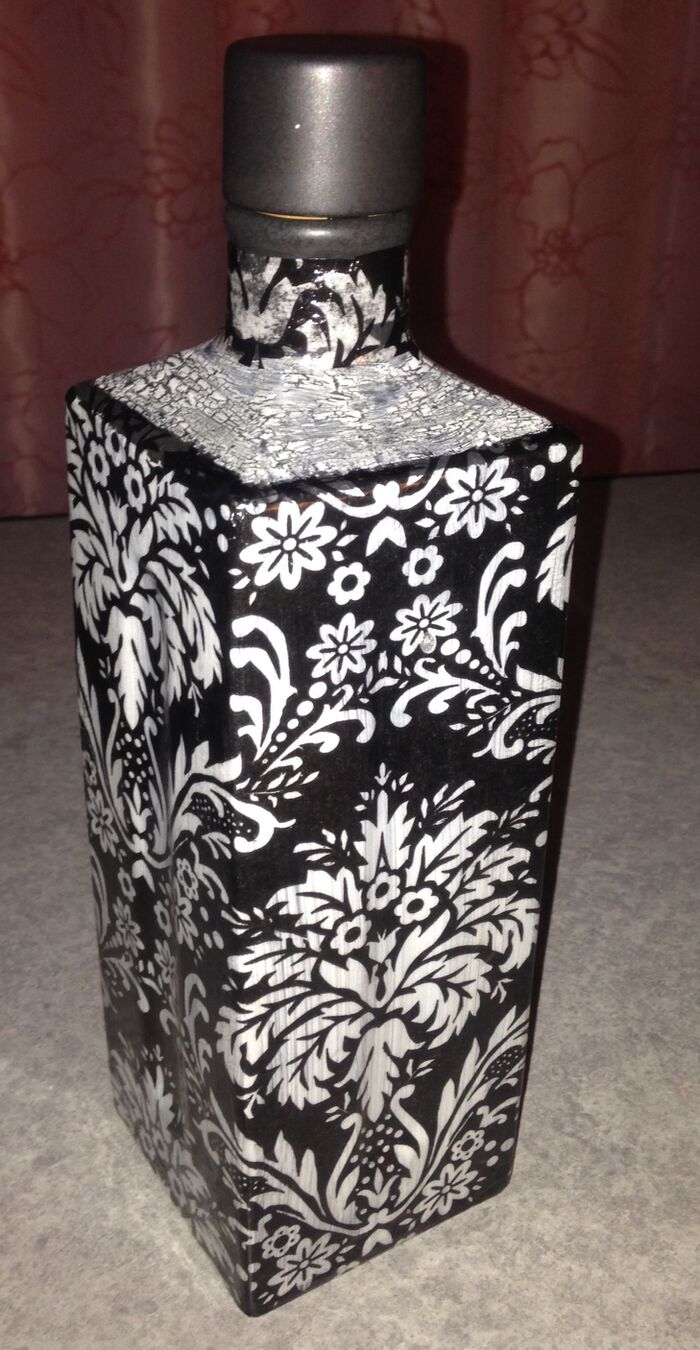 全体が乾いたらデコパージュ液のトップコートを塗ります。