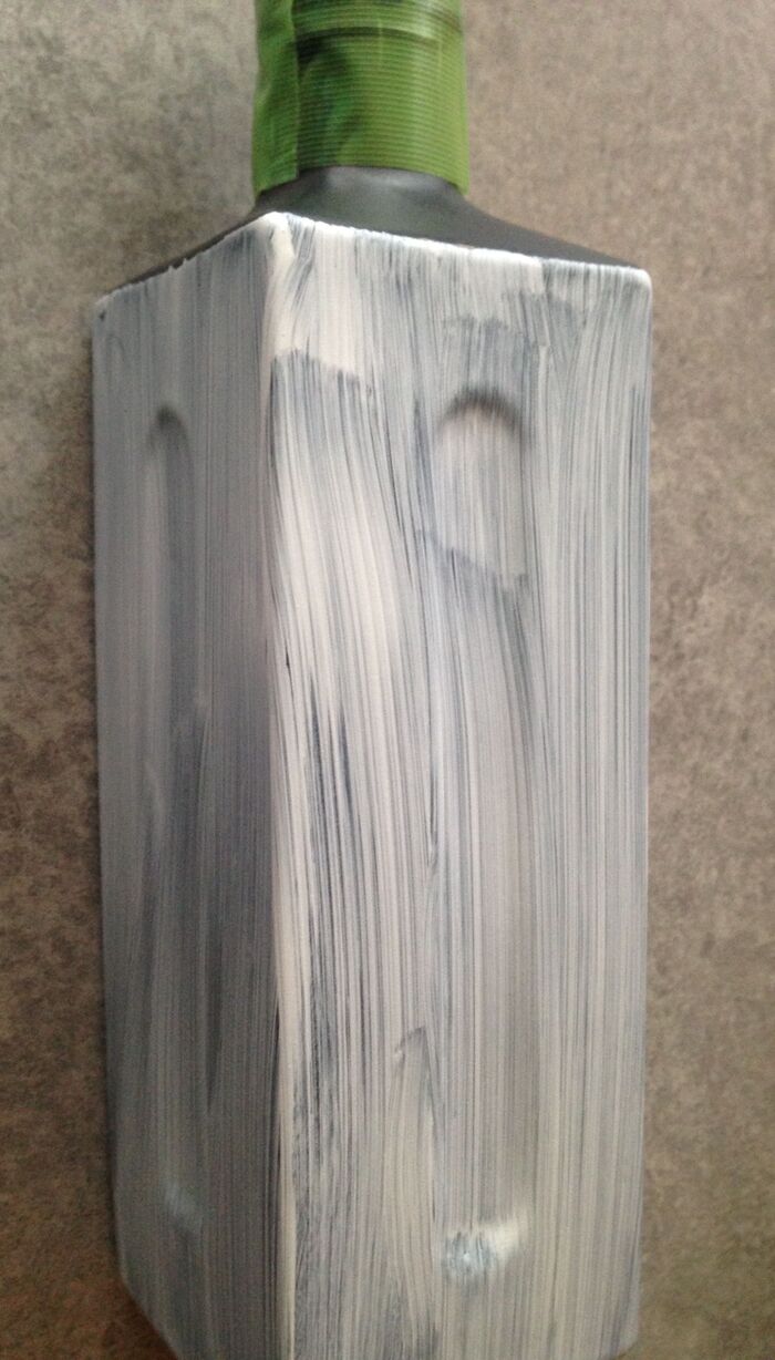 まずは白のペンキを本体に塗ります。