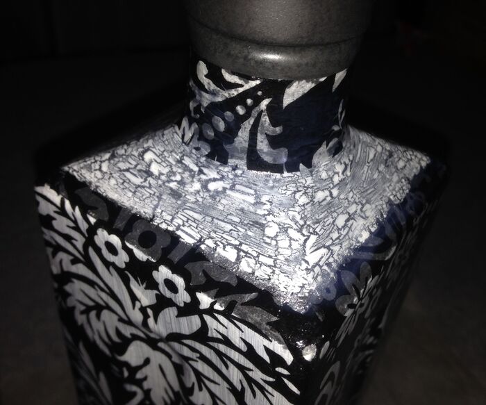 デコパージュプラスαでデコしたくてマニュキアを塗ります。