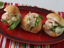 【コストコ】ディナーロールで♪簡単*お手軽♪えびとアボカドのコーンクリームマヨサンド☆