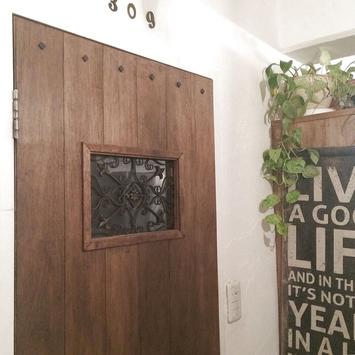 ボロボロの古いドアをリメイクして海外のアパート風に変身！