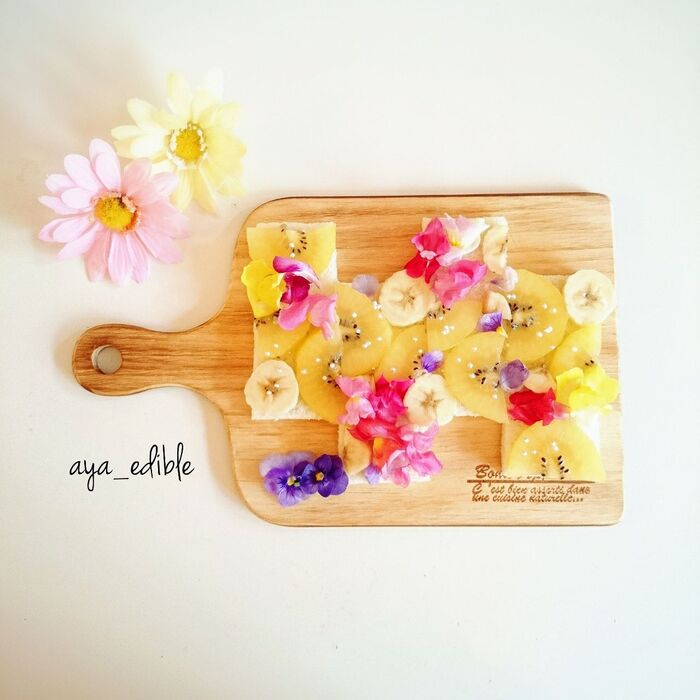 エディブルフラワーを隙間に埋めていきます♡