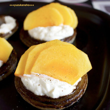 簡単オシャレ 玉ねぎのバルサミコソテー 柿と水切りヨーグルトをのせて