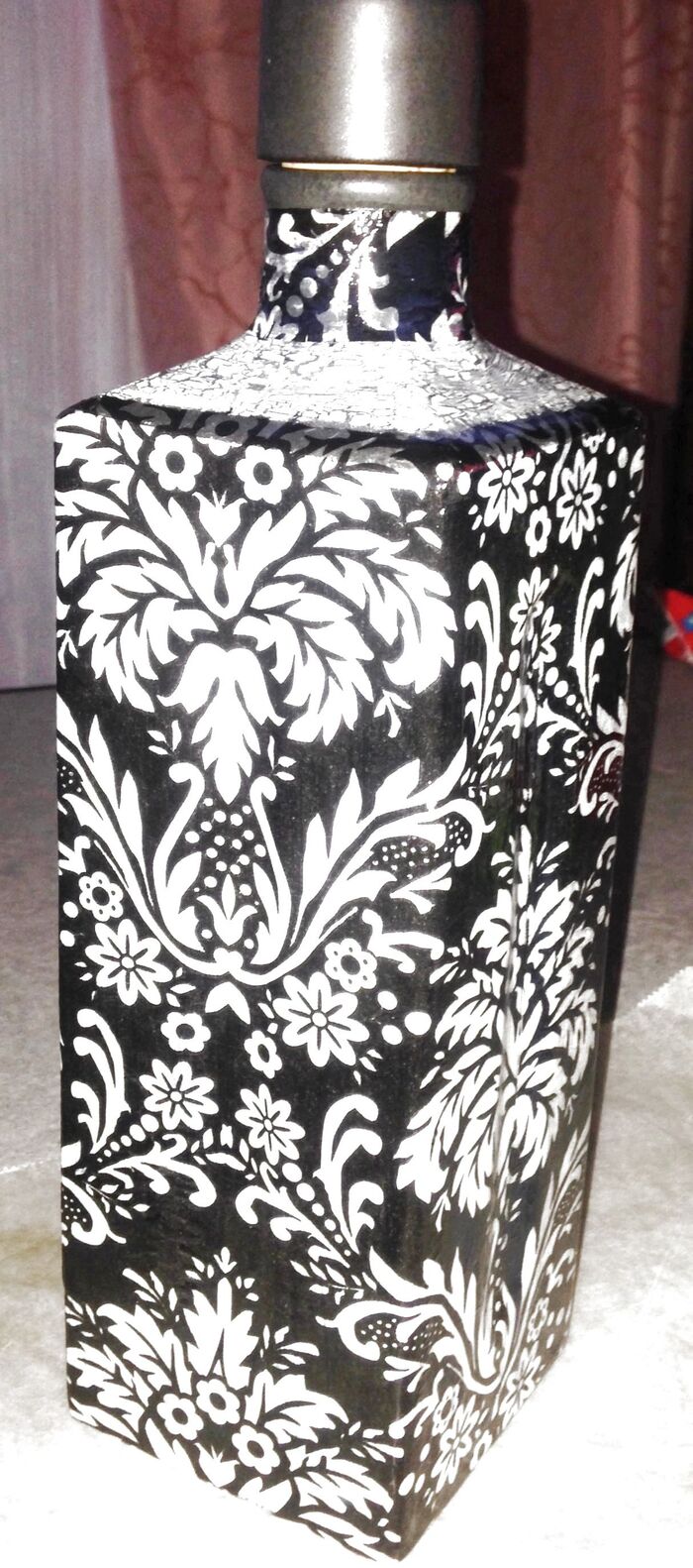 ダイソーグッズを使ってデコパージュで焼酎のボトルをリメイク❣️