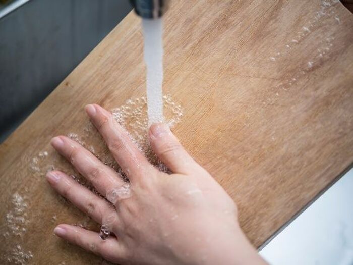 【使用直後の熱湯はNG!】まな板の正しい<掃除の手順>と<除菌方法>