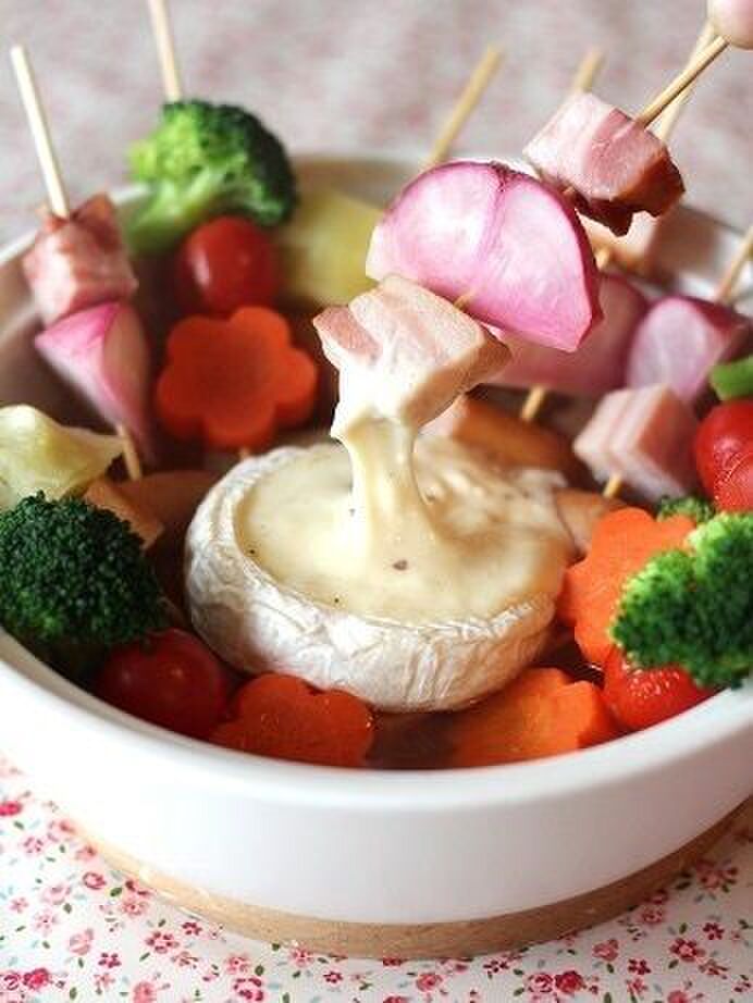 今年話題のお鍋！カラフル野菜のチーズ串鍋レシピ