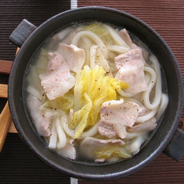 お鍋がうれしい季節♪「白菜漬けと豚ばらの煮込みうどん」