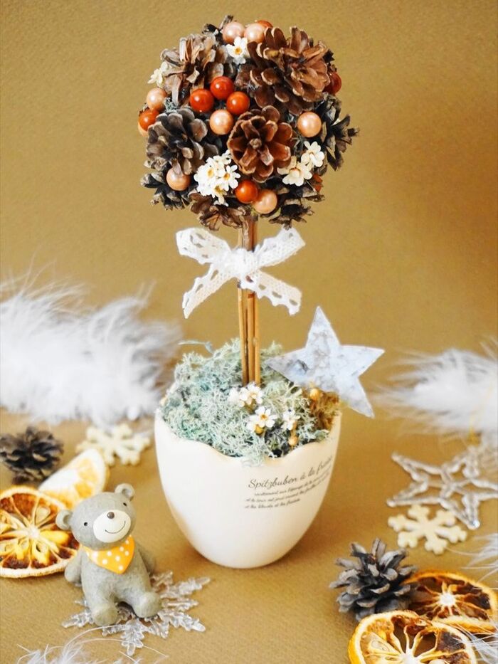 ナチュラル&ガーリーな松ぼっくりのトピアリー♡