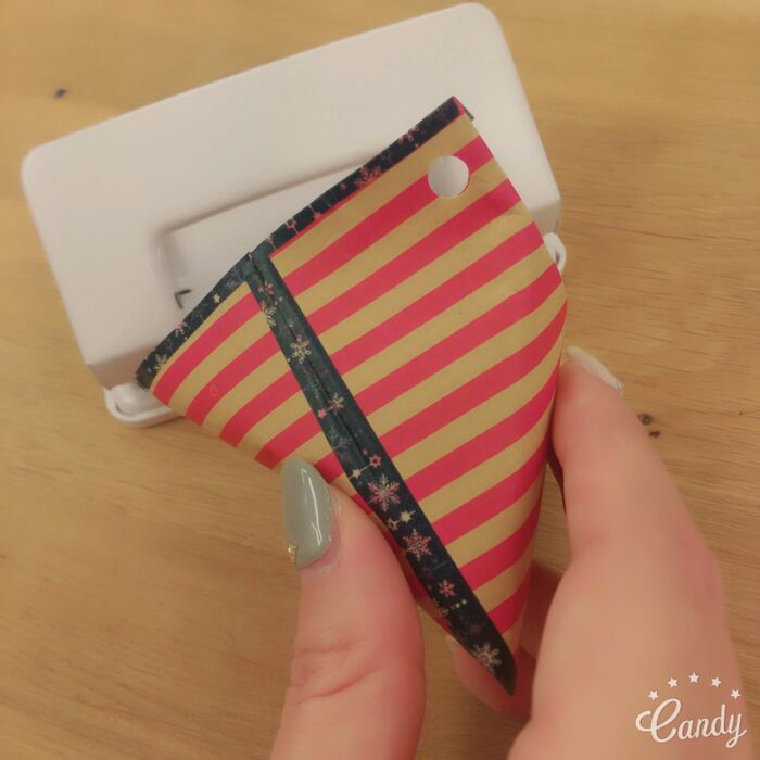 穴あけパンチであける