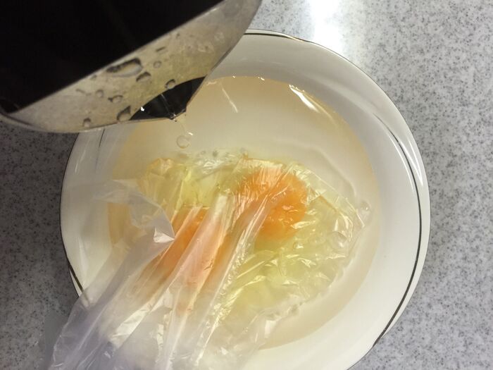 深皿にお水を入れる