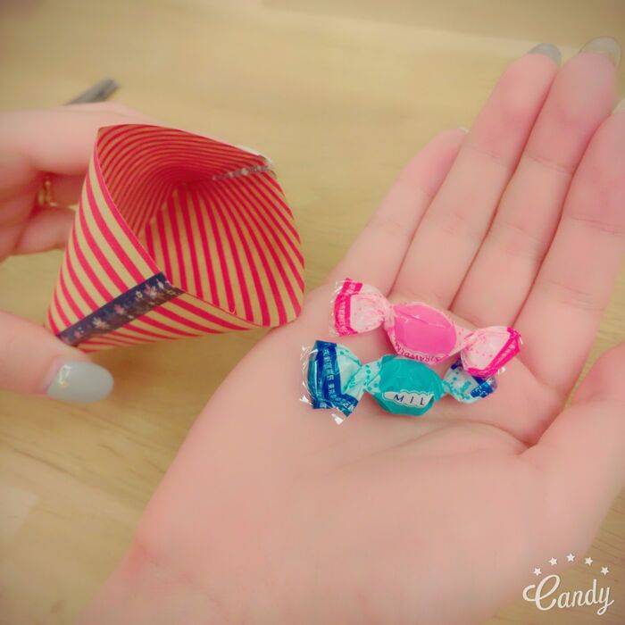 中にお菓子を入れる