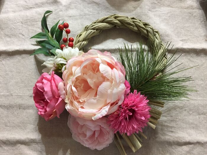 小さめの造花と小物を付ける