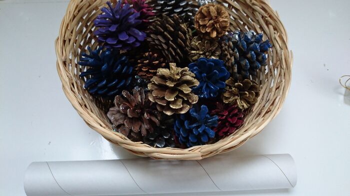 松ぼっくりとサランラップの芯を用意