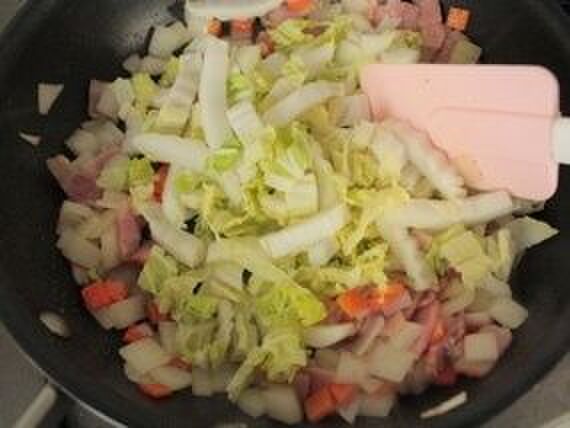 ③白菜を加えます