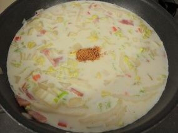 ④牛乳・コンソメで煮込んでいきます