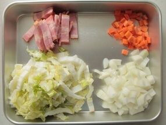 ①材料をそれぞれ切ります