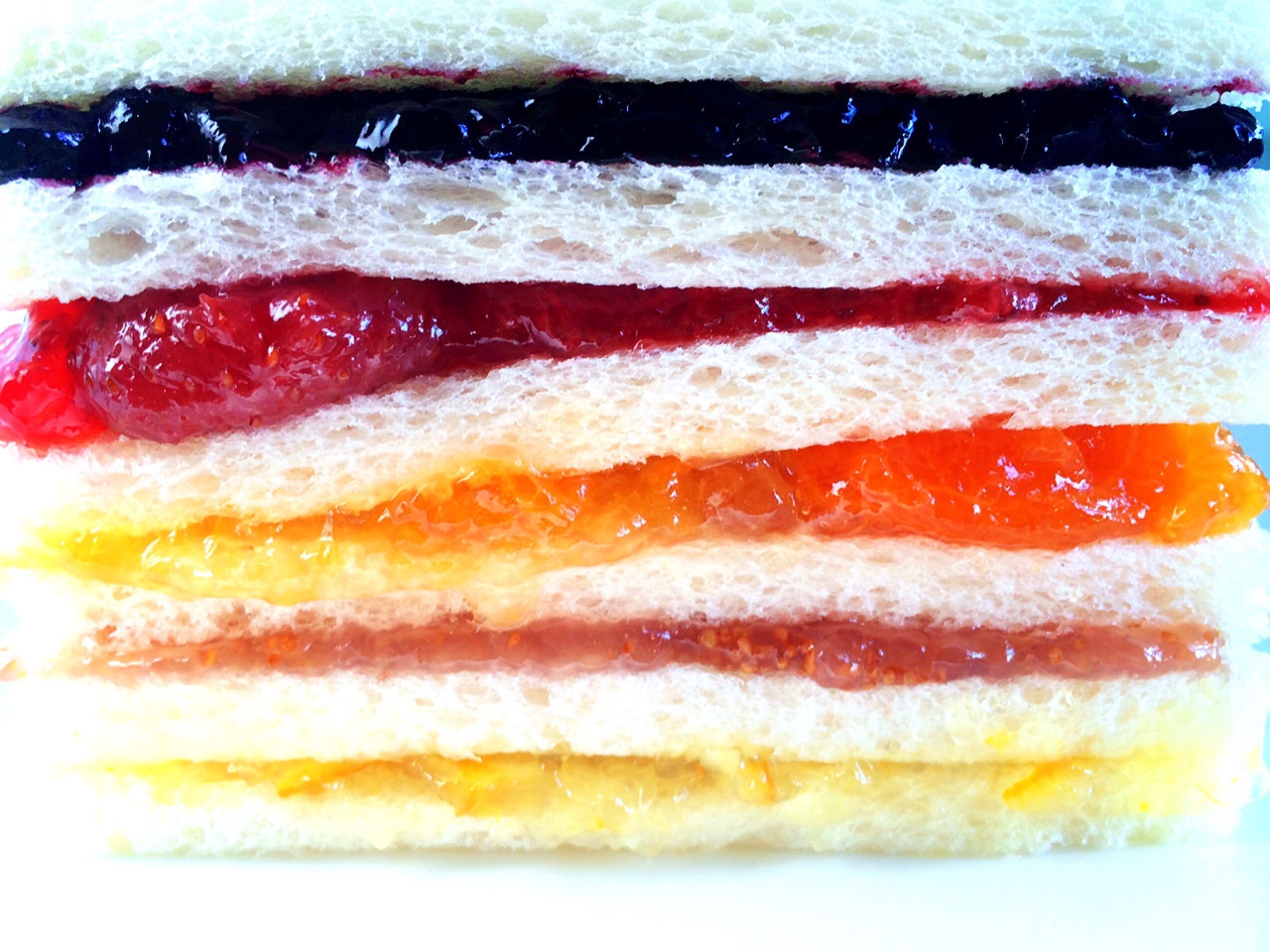 サンドイッチ用のパンにテーブルナイフなどでジャムをきれいに塗り、重ねていきます