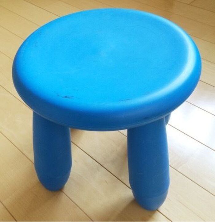＊プラスチック製の小さな椅子＊