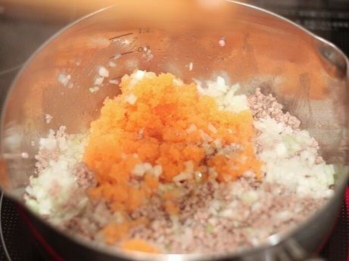 野菜を炒める。