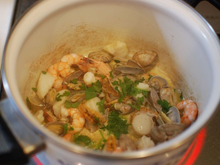 魚介類を炒める