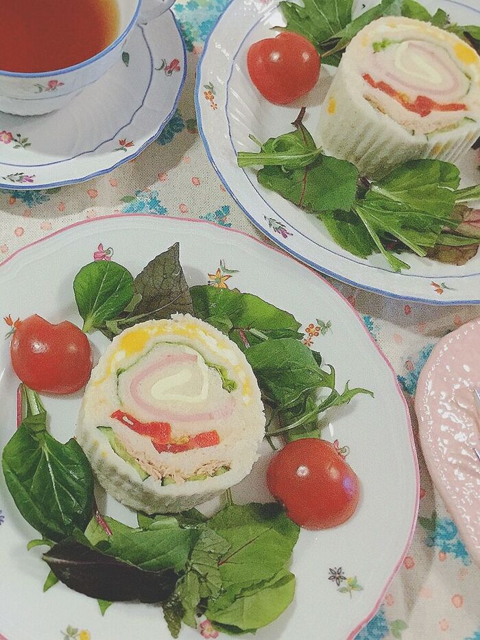 忙しい朝に☆切るだけ!手軽で美味しい♪ロールdeお花畑サンドイッチ♡