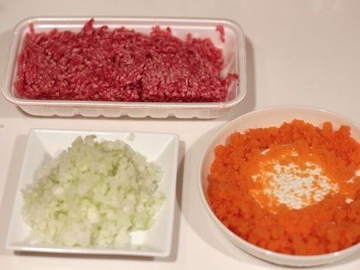 野菜の下準備をする。