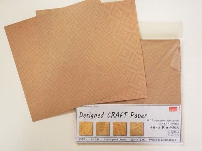 DAISOのクラフト折り紙を使います。